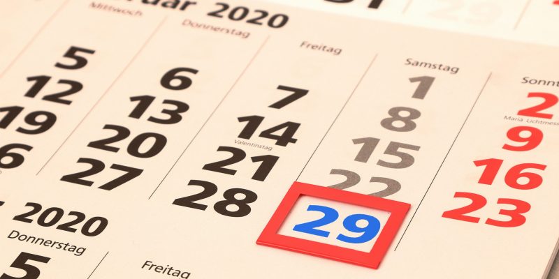 Calendario resaltando en rojo el 29 de Febrero