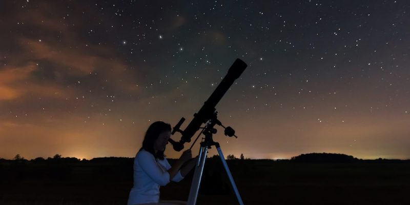 Una astrónoma observa el cielo nocturno.