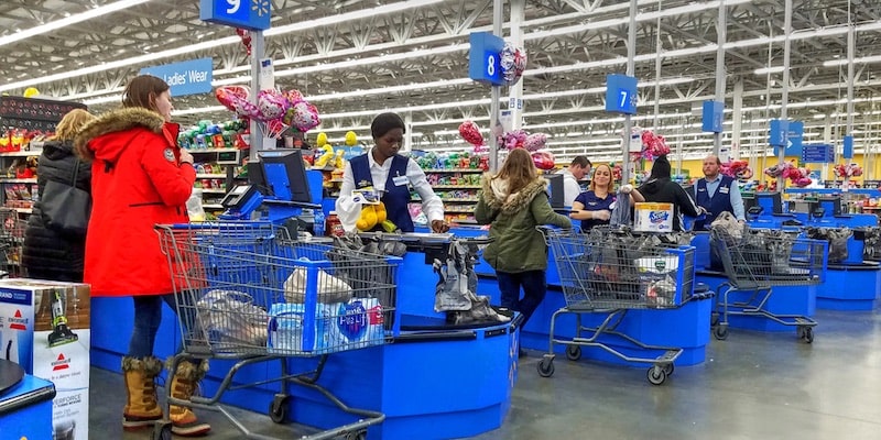 Los compradores adquieren bienes en un supermercado.
