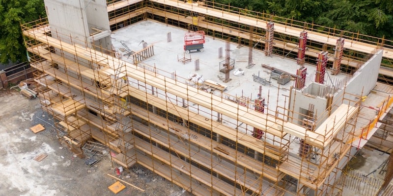 En la construcción de un edificio la ingeniería aplica conocimientos obtenidos a través de ciencias básicas.