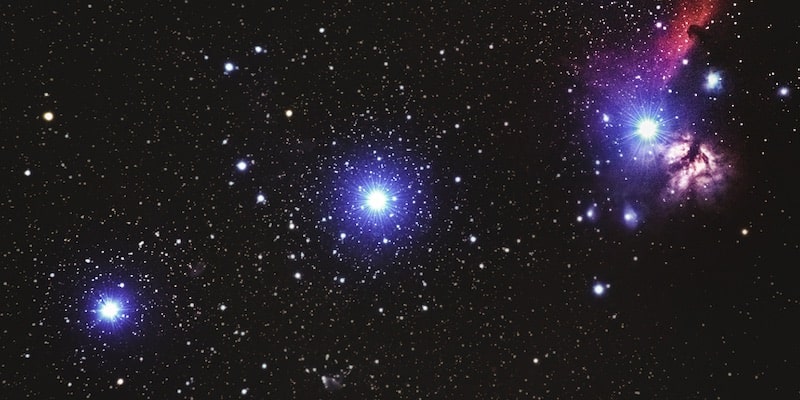 Las tres estrellas que forman el cinturón de Orión forman una línea.