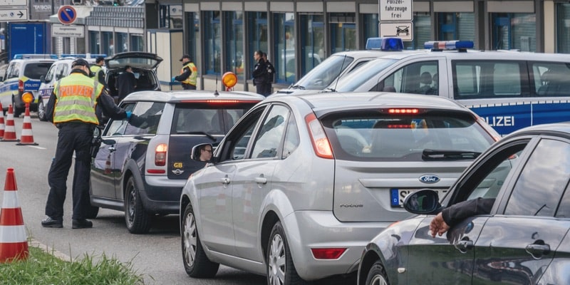 La policía detiene automóviles ejerciendo una coacción legítima.