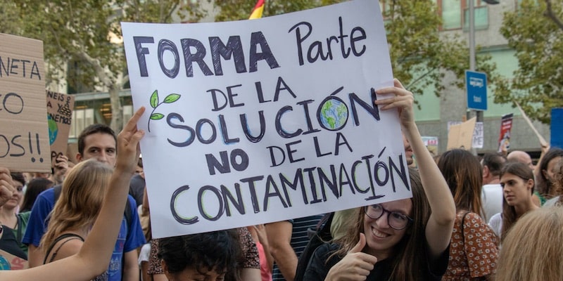 Una protesta busca crear conciencia ecológica en la población.